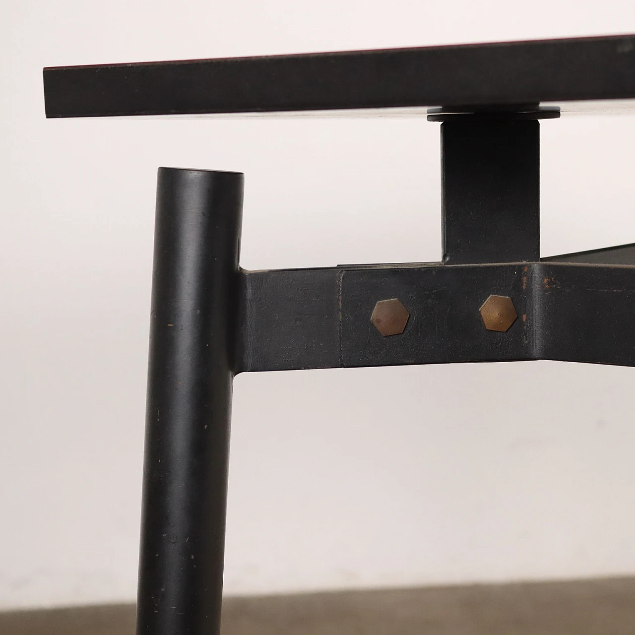 Table in enamelled metal and red formica top, 1950s 6