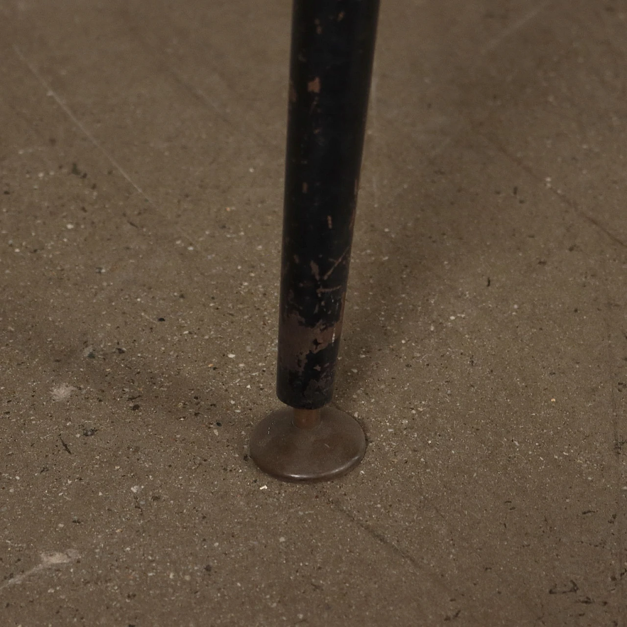 Table in enamelled metal and red formica top, 1950s 7
