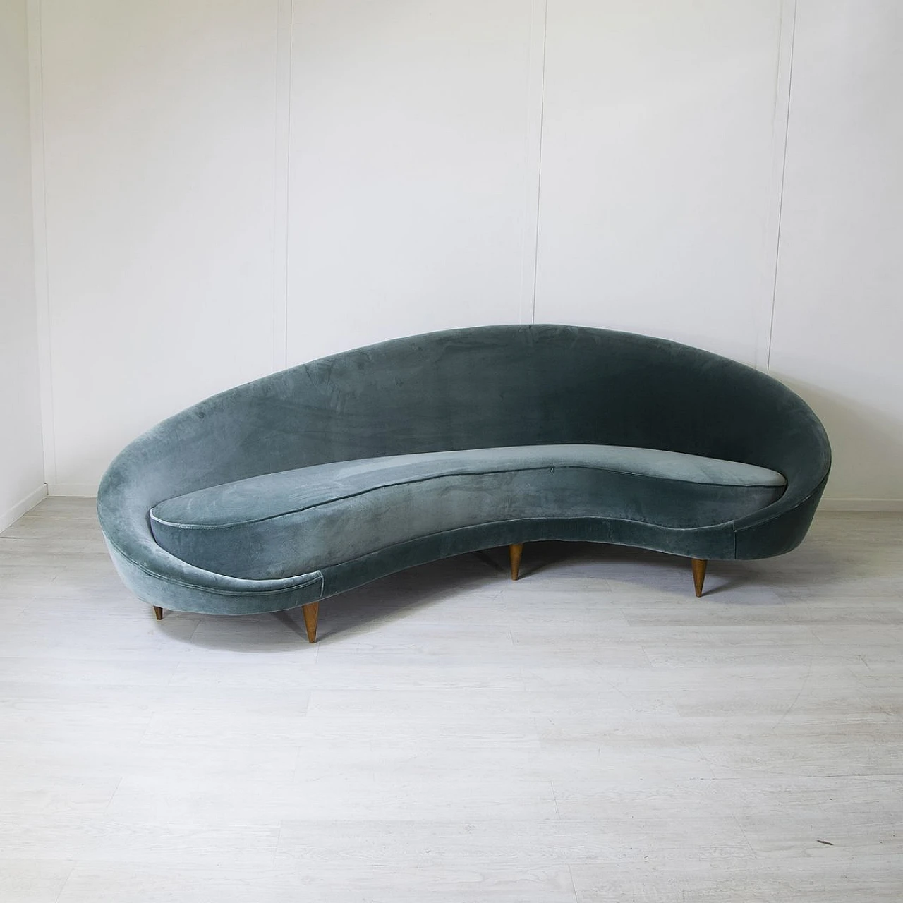 Divano curvo in velluto grigio e piedi in legno di F. Munari, anni '50 1