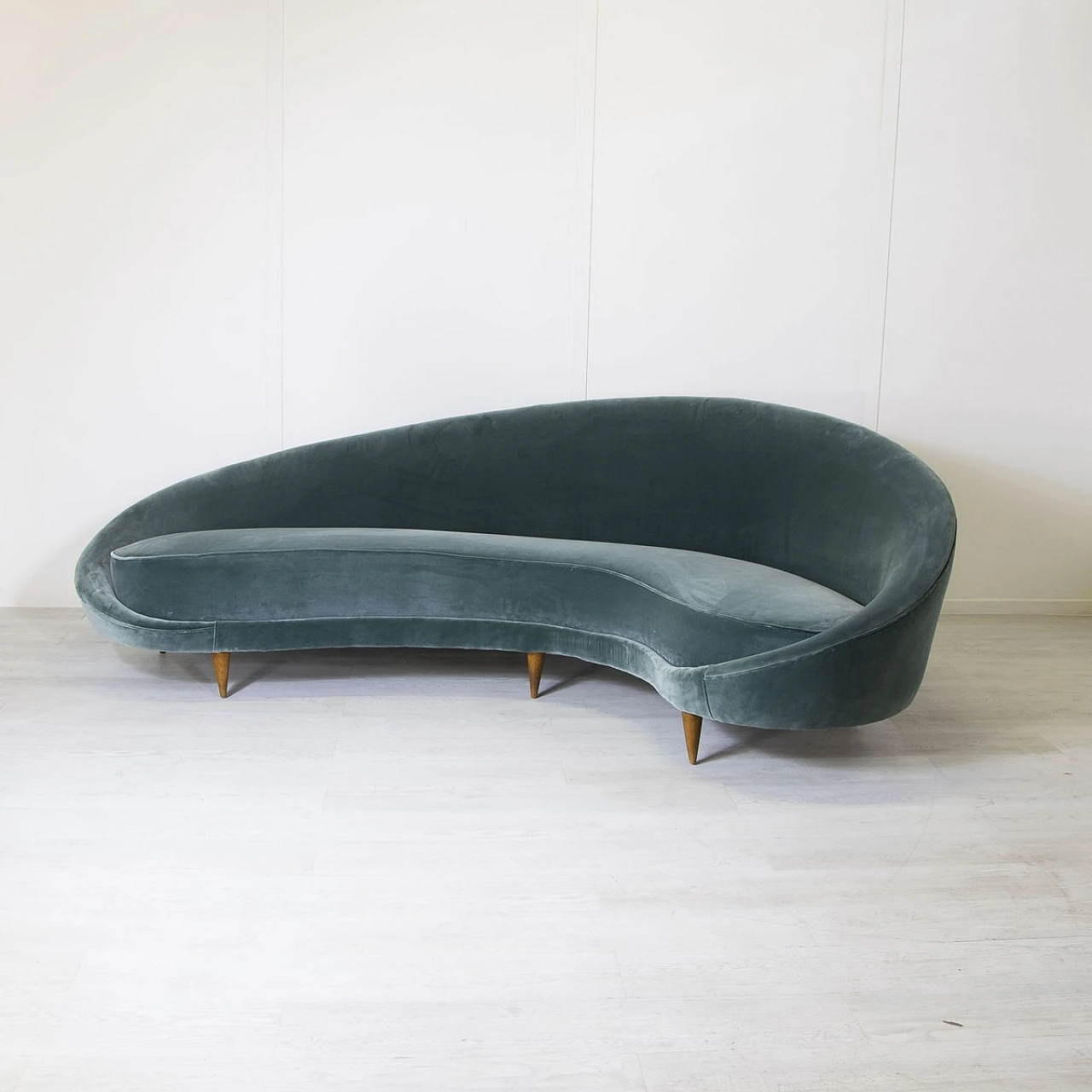 Divano curvo in velluto grigio e piedi in legno di F. Munari, anni '50 2