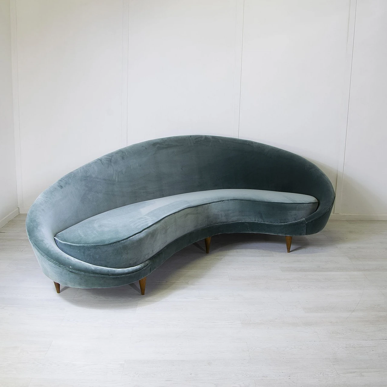 Divano curvo in velluto grigio e piedi in legno di F. Munari, anni '50 3