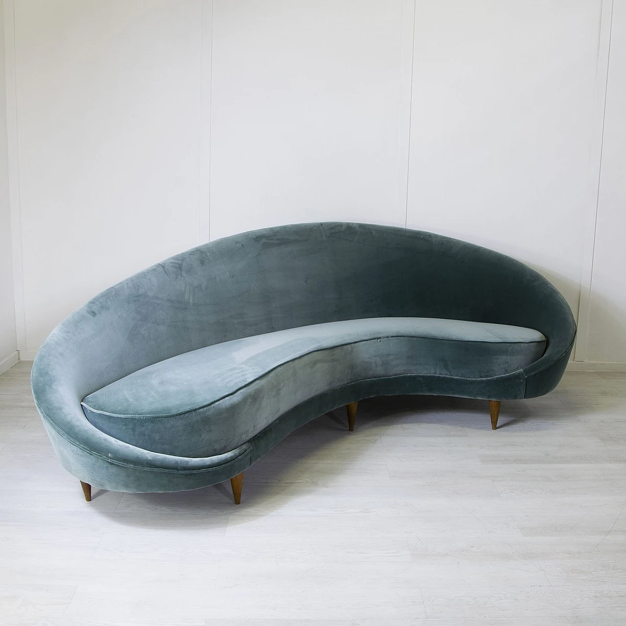 Divano curvo in velluto grigio e piedi in legno di F. Munari, anni '50 5