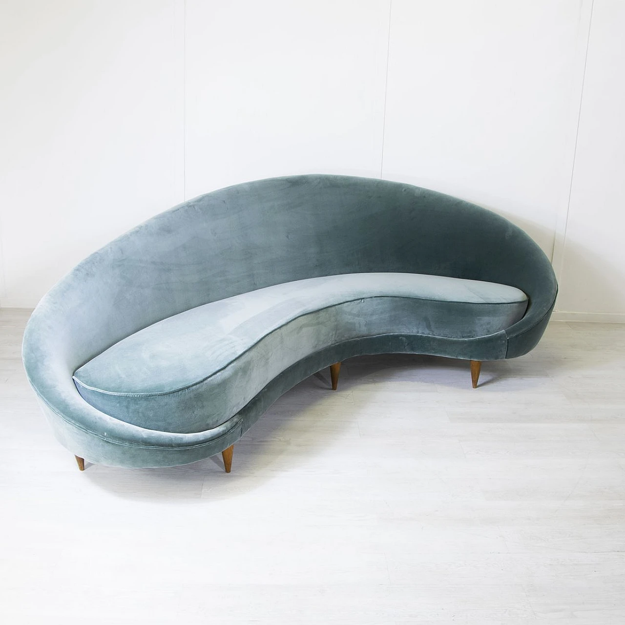 Divano curvo in velluto grigio e piedi in legno di F. Munari, anni '50 6