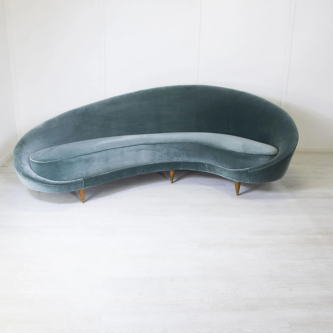 Divano curvo in velluto grigio e piedi in legno di F. Munari, anni '50 8