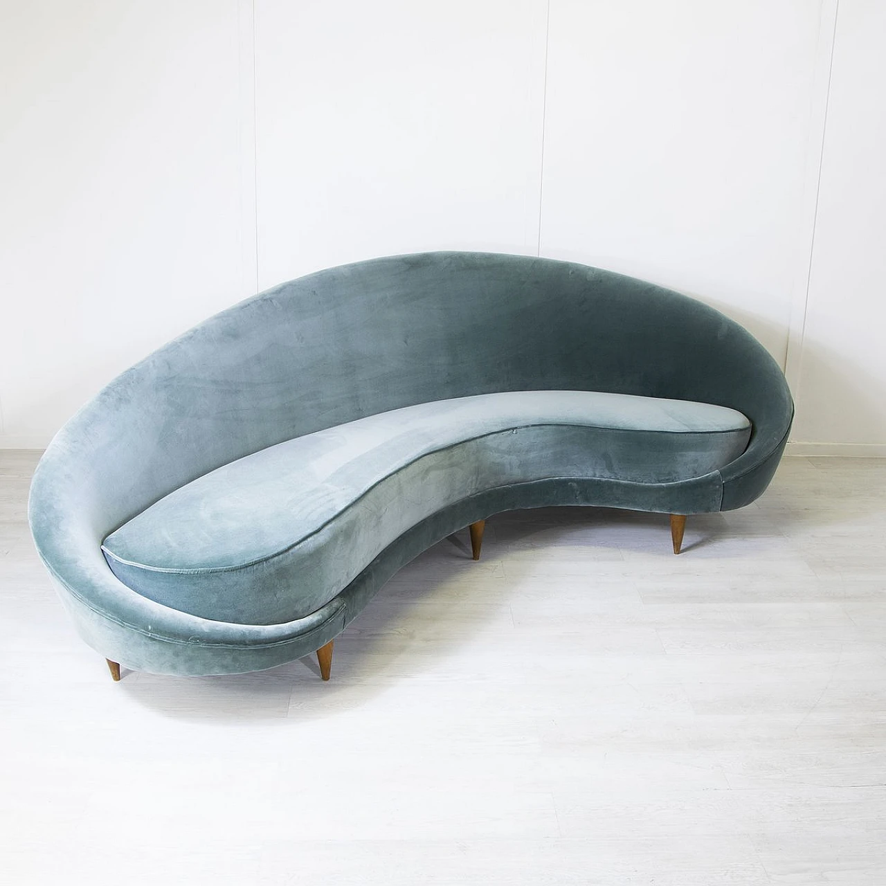 Divano curvo in velluto grigio e piedi in legno di F. Munari, anni '50 9