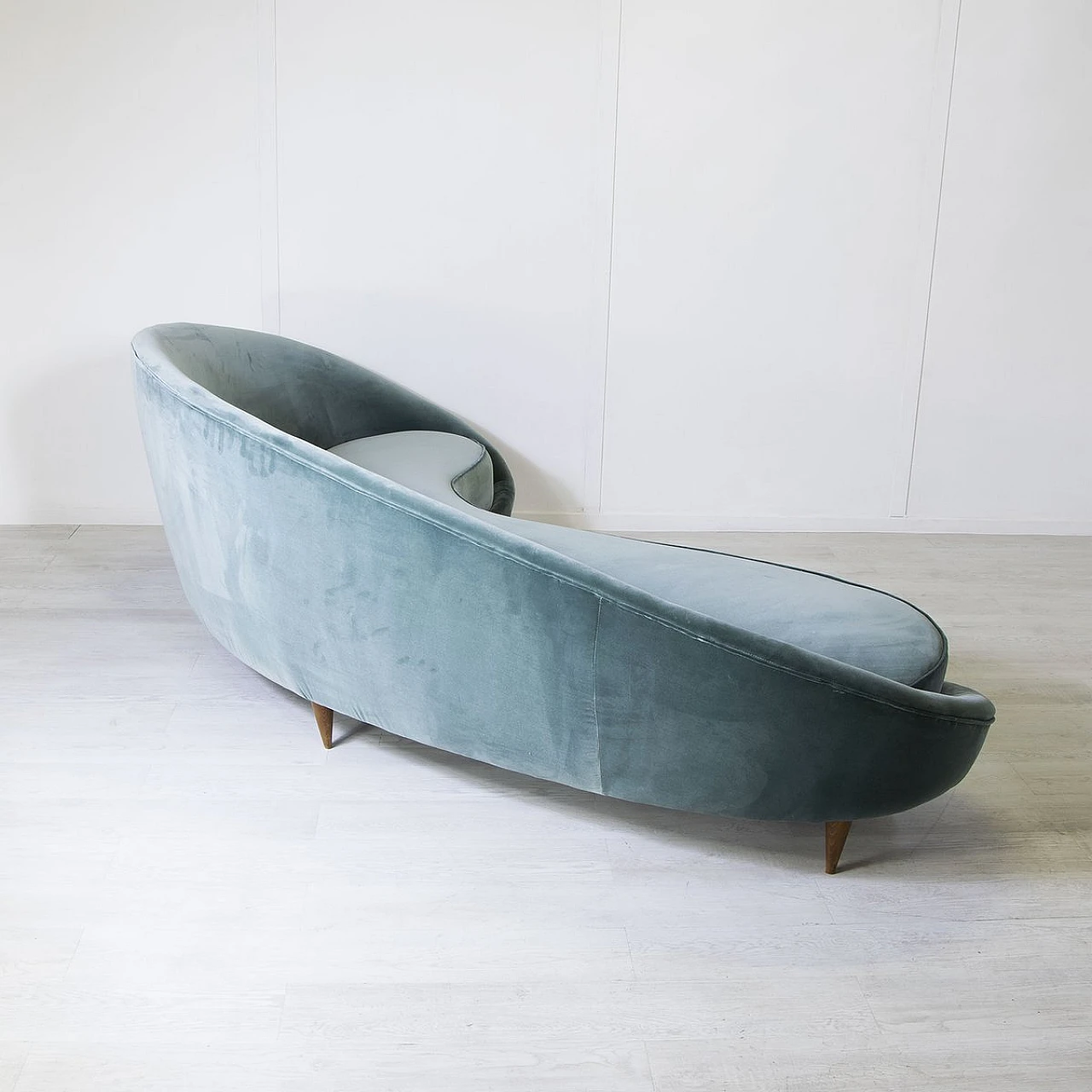 Divano curvo in velluto grigio e piedi in legno di F. Munari, anni '50 10
