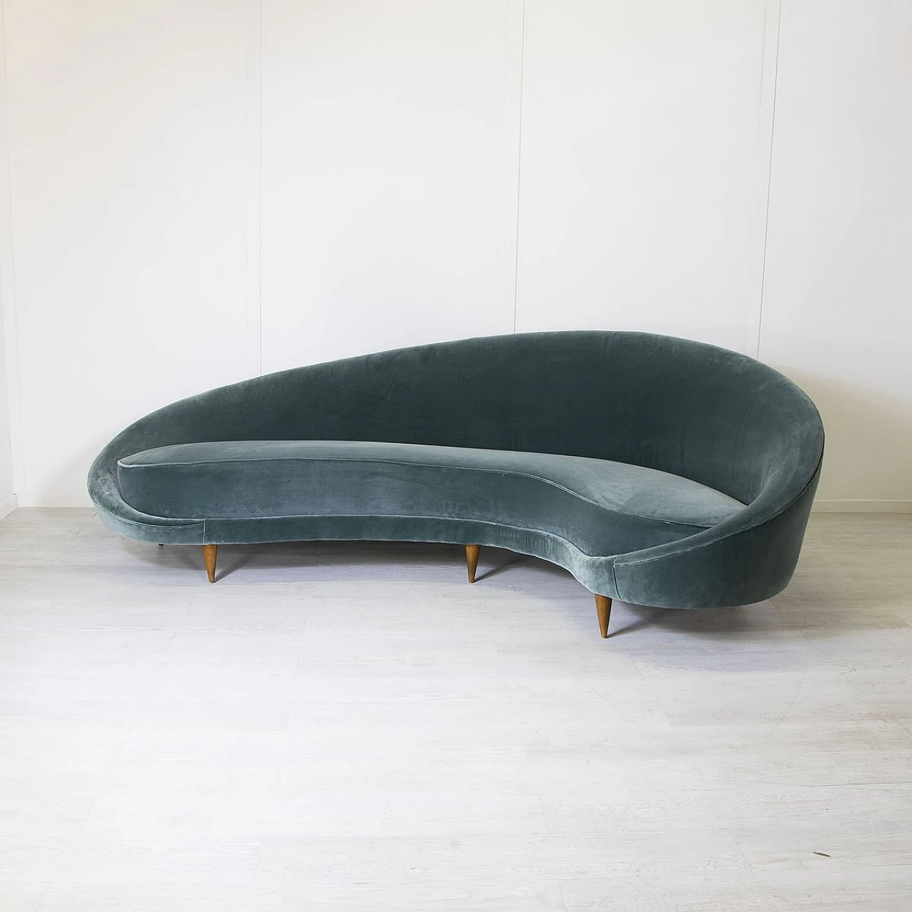 Divano curvo in velluto grigio e piedi in legno di F. Munari, anni '50 11