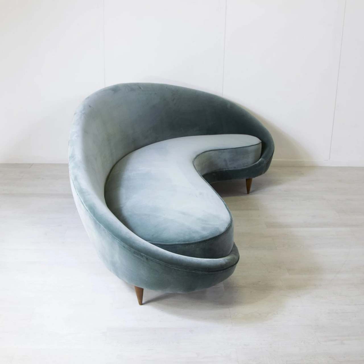 Divano curvo in velluto grigio e piedi in legno di F. Munari, anni '50 12
