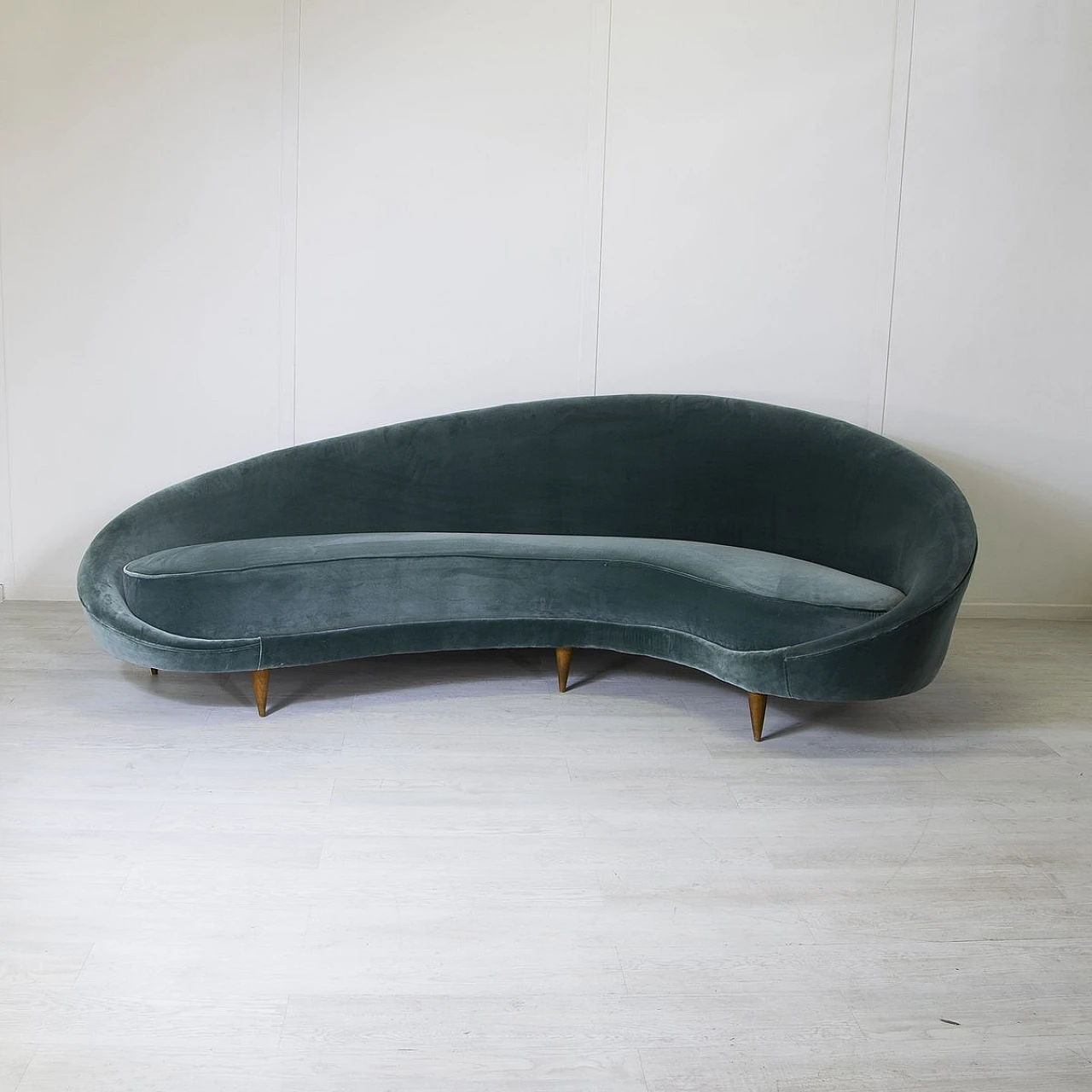 Divano curvo in velluto grigio e piedi in legno di F. Munari, anni '50 13