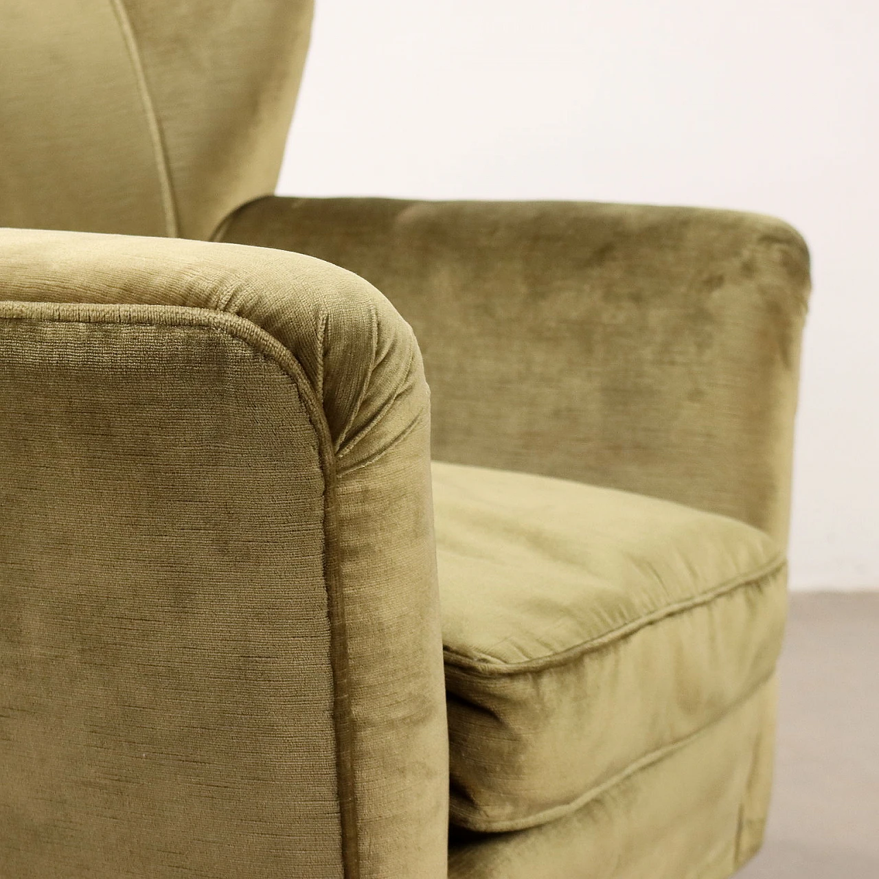Armchair in green velvet with wooden feet, 1950s 4