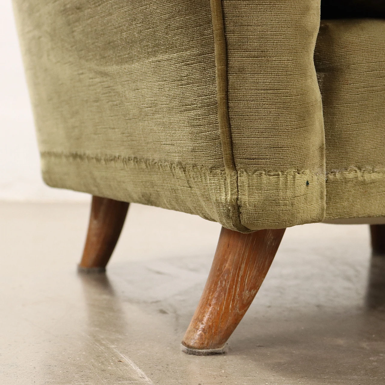 Armchair in green velvet with wooden feet, 1950s 5