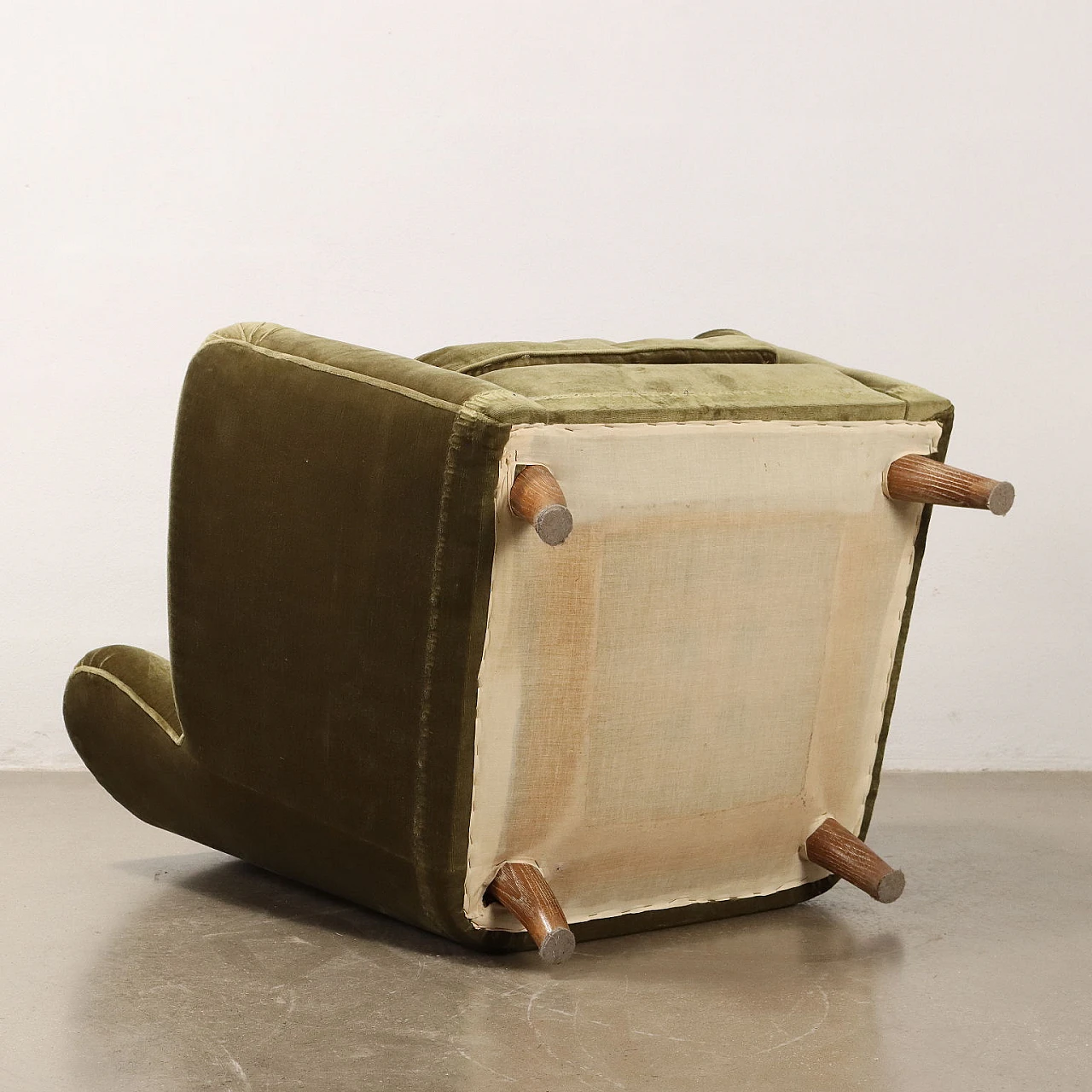 Armchair in green velvet with wooden feet, 1950s 9