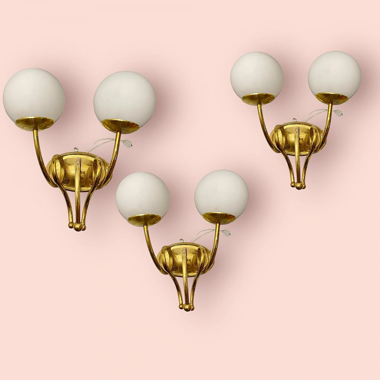 3 Applique a due luci in ottone e vetro bianco, anni '60 2