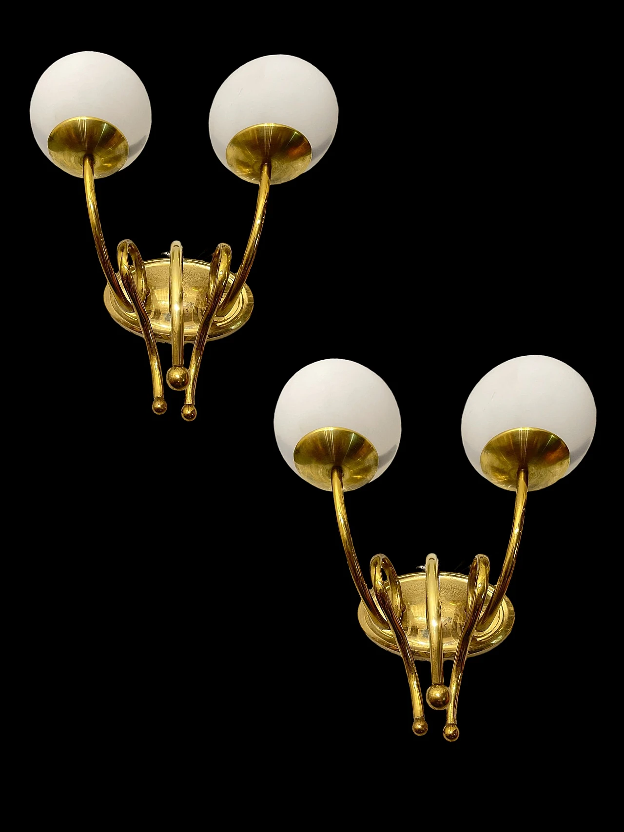 3 Applique a due luci in ottone e vetro bianco, anni '60 11