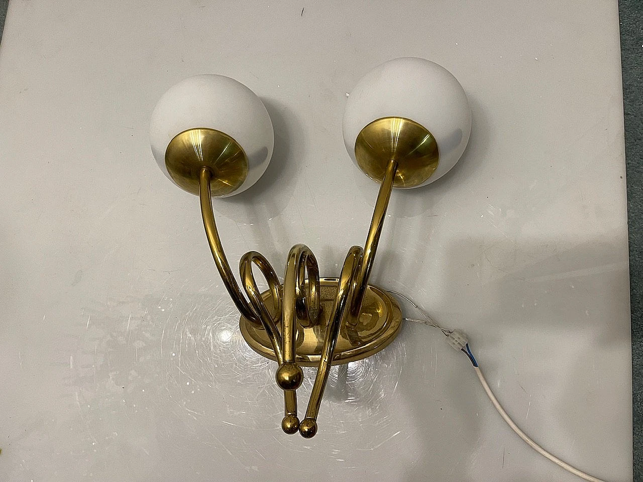 3 Applique a due luci in ottone e vetro bianco, anni '60 12