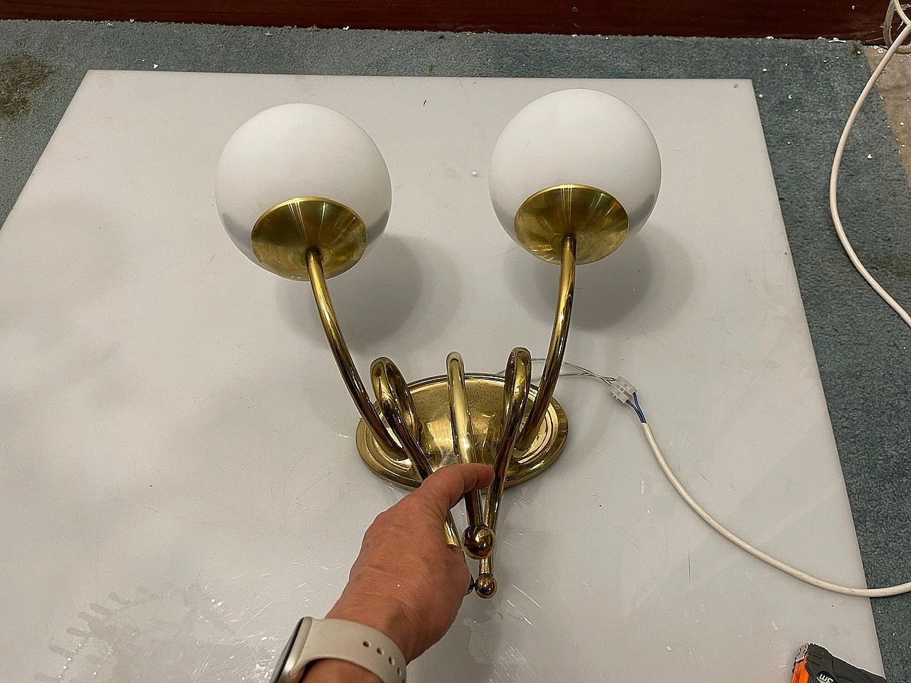 3 Applique a due luci in ottone e vetro bianco, anni '60 16