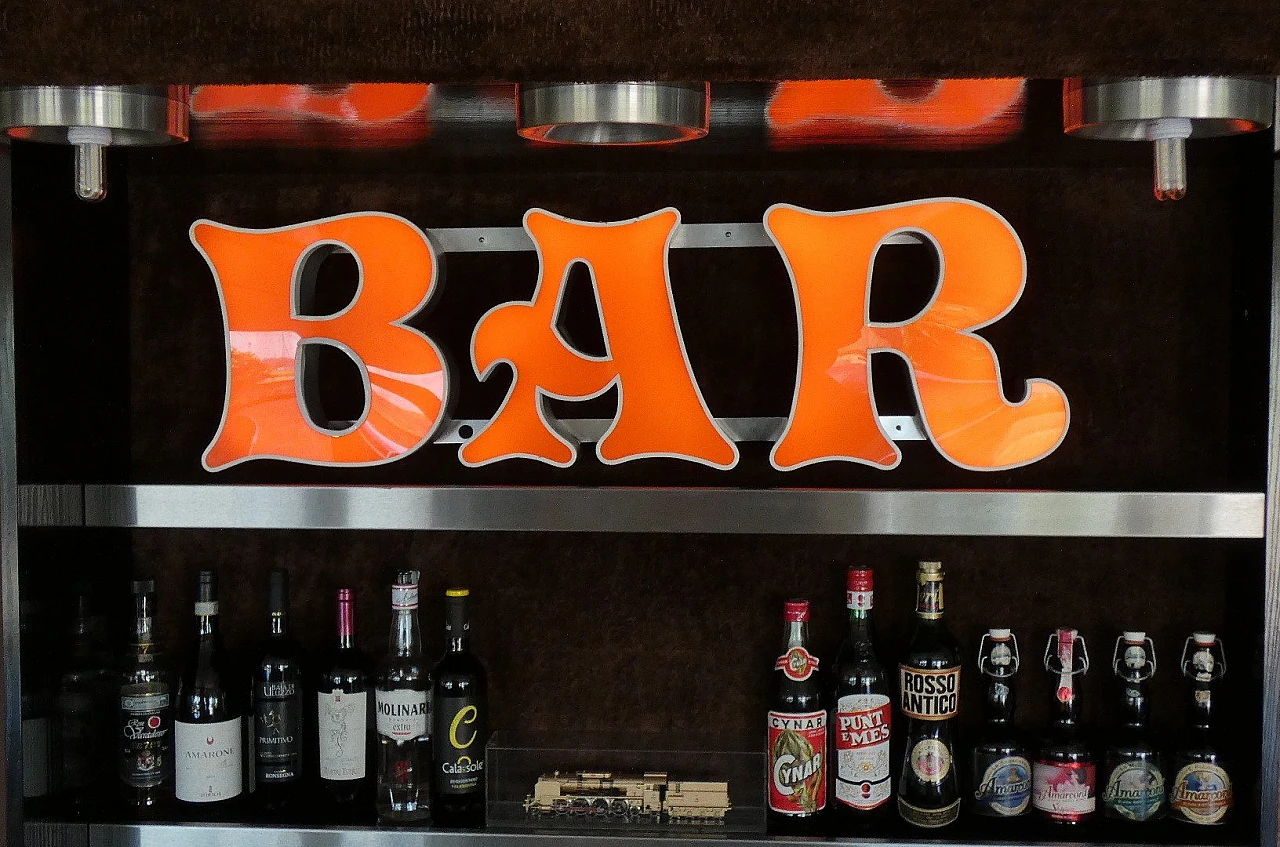 Insegna luminosa in alluminio e vetro acrilico, anni '60 18