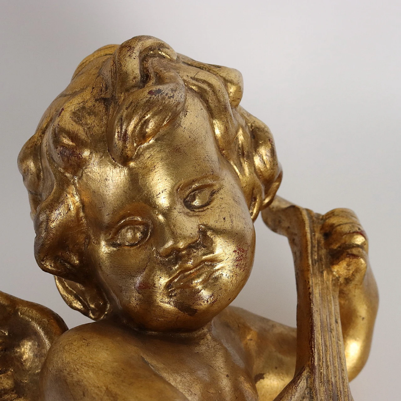Musician cherub in carved and gilded wood 3