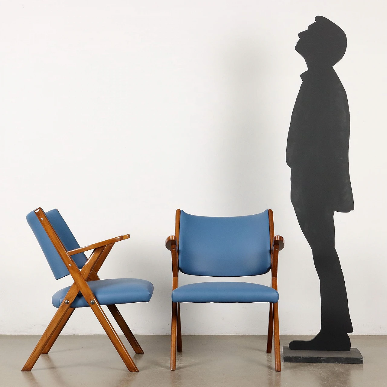 Coppia di Poltrone in legno di faggio tinto e skai azzurro, anni '50 2