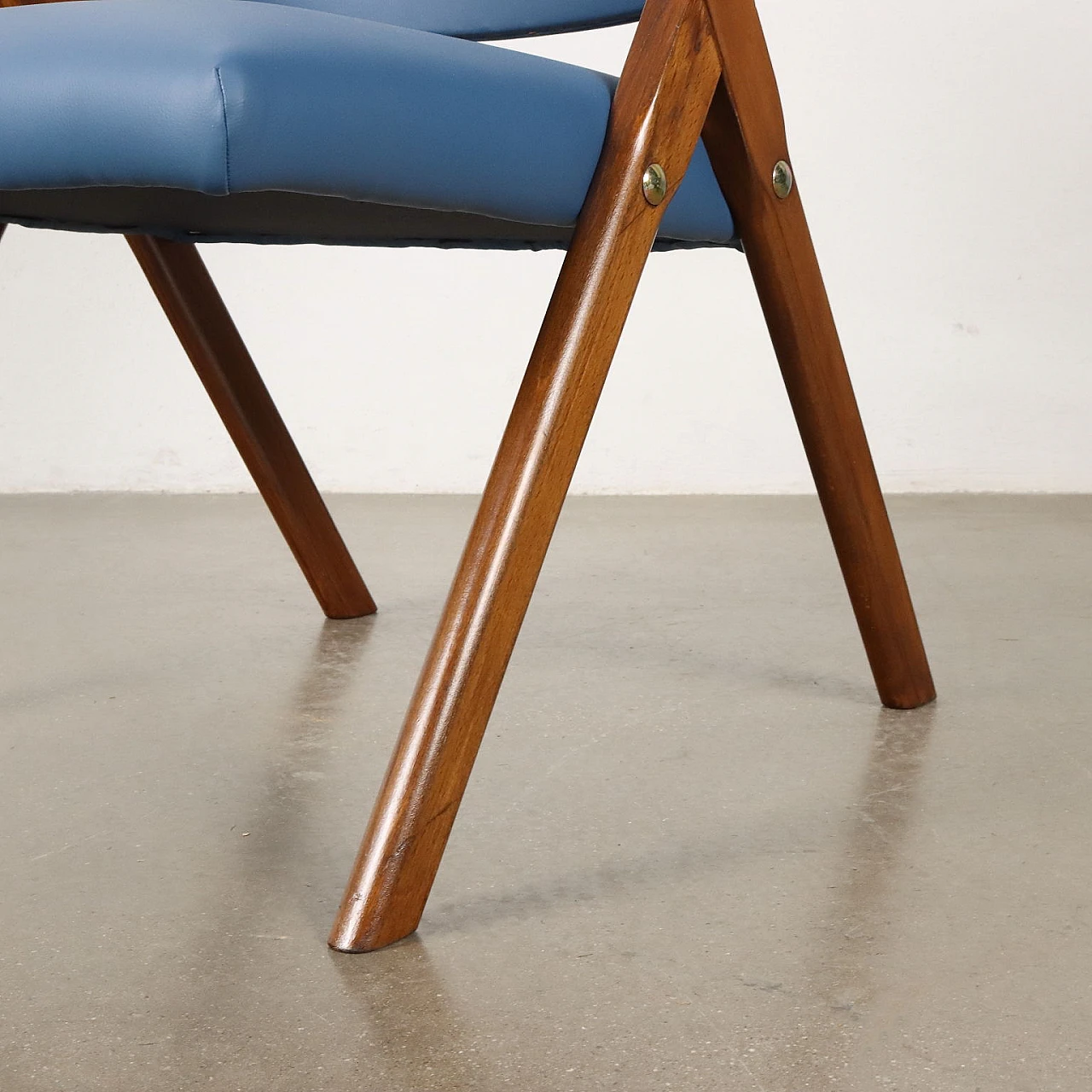 Coppia di Poltrone in legno di faggio tinto e skai azzurro, anni '50 7