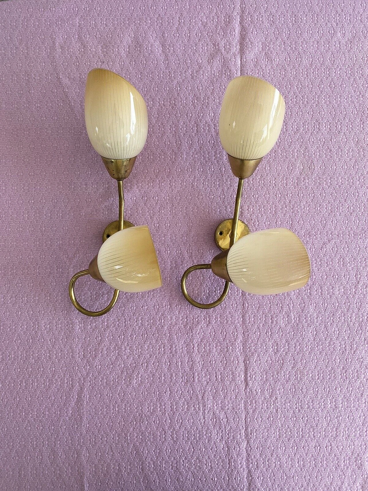 Coppia di applique a due luci in ottone e vetro di Murano, anni '70 1