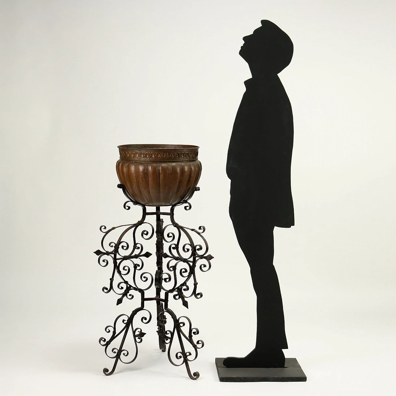 Bacile in rame con baccellature su tripode in ferro battuto, '800 2