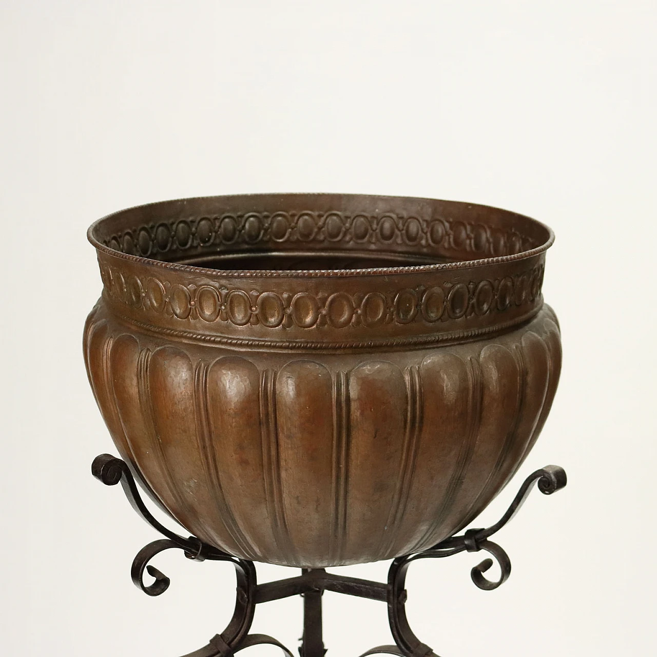 Bacile in rame con baccellature su tripode in ferro battuto, '800 3