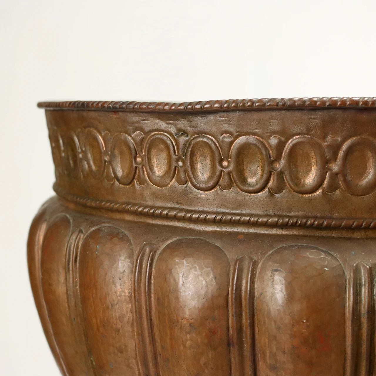 Bacile in rame con baccellature su tripode in ferro battuto, '800 4