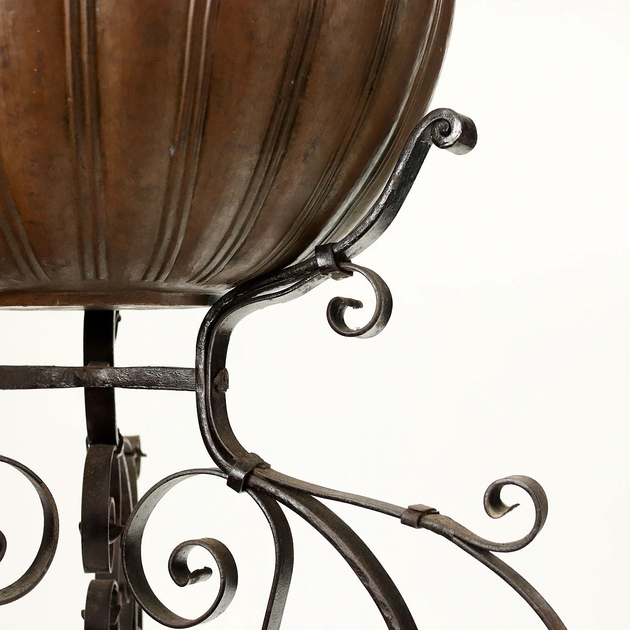 Bacile in rame con baccellature su tripode in ferro battuto, '800 5