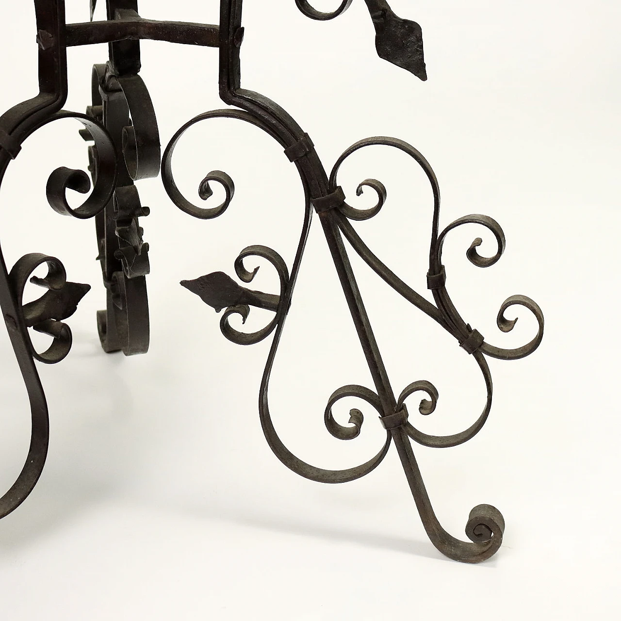 Bacile in rame con baccellature su tripode in ferro battuto, '800 8