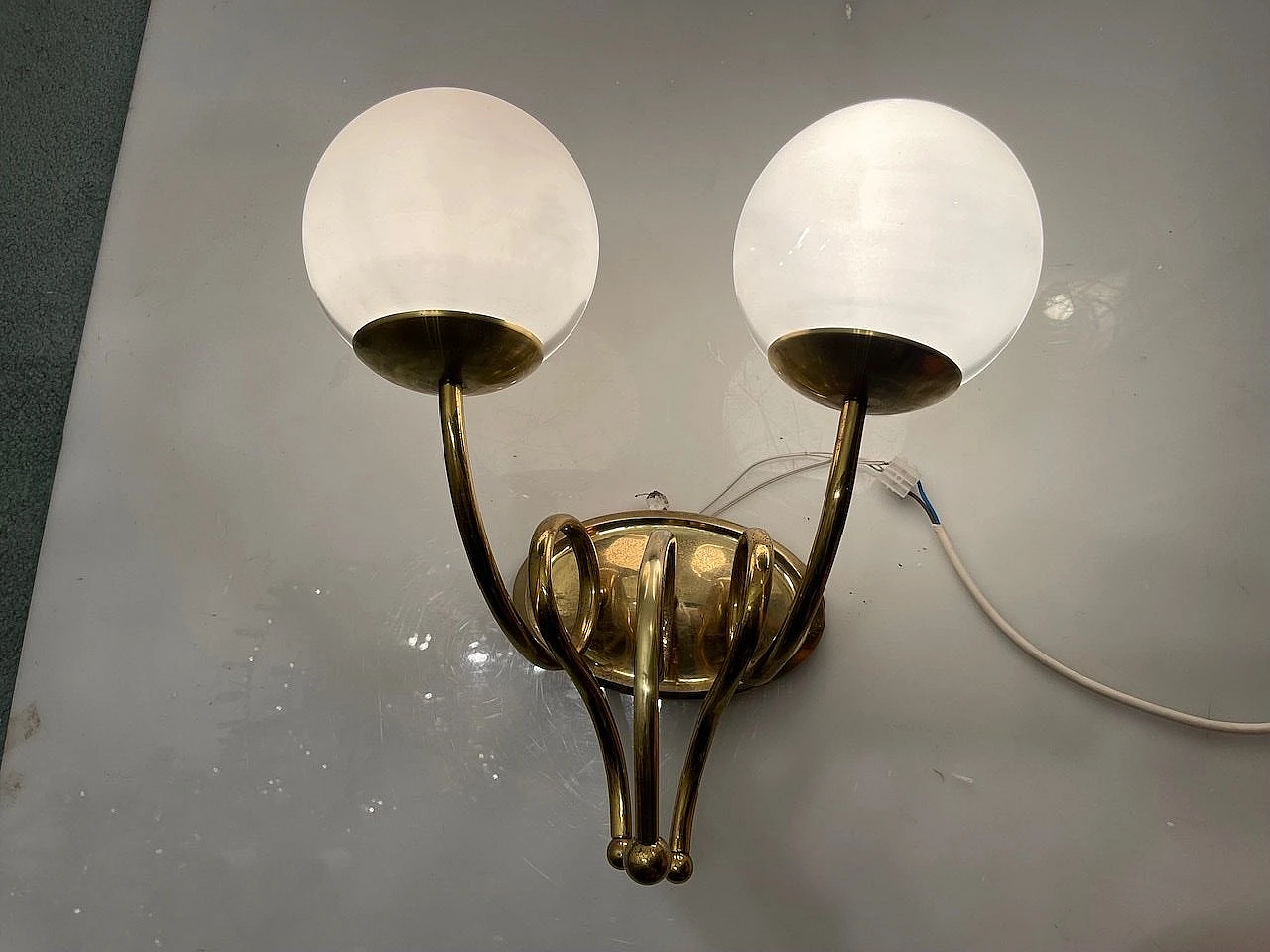 3 Applique a due luci in ottone e vetro bianco, anni '60 17