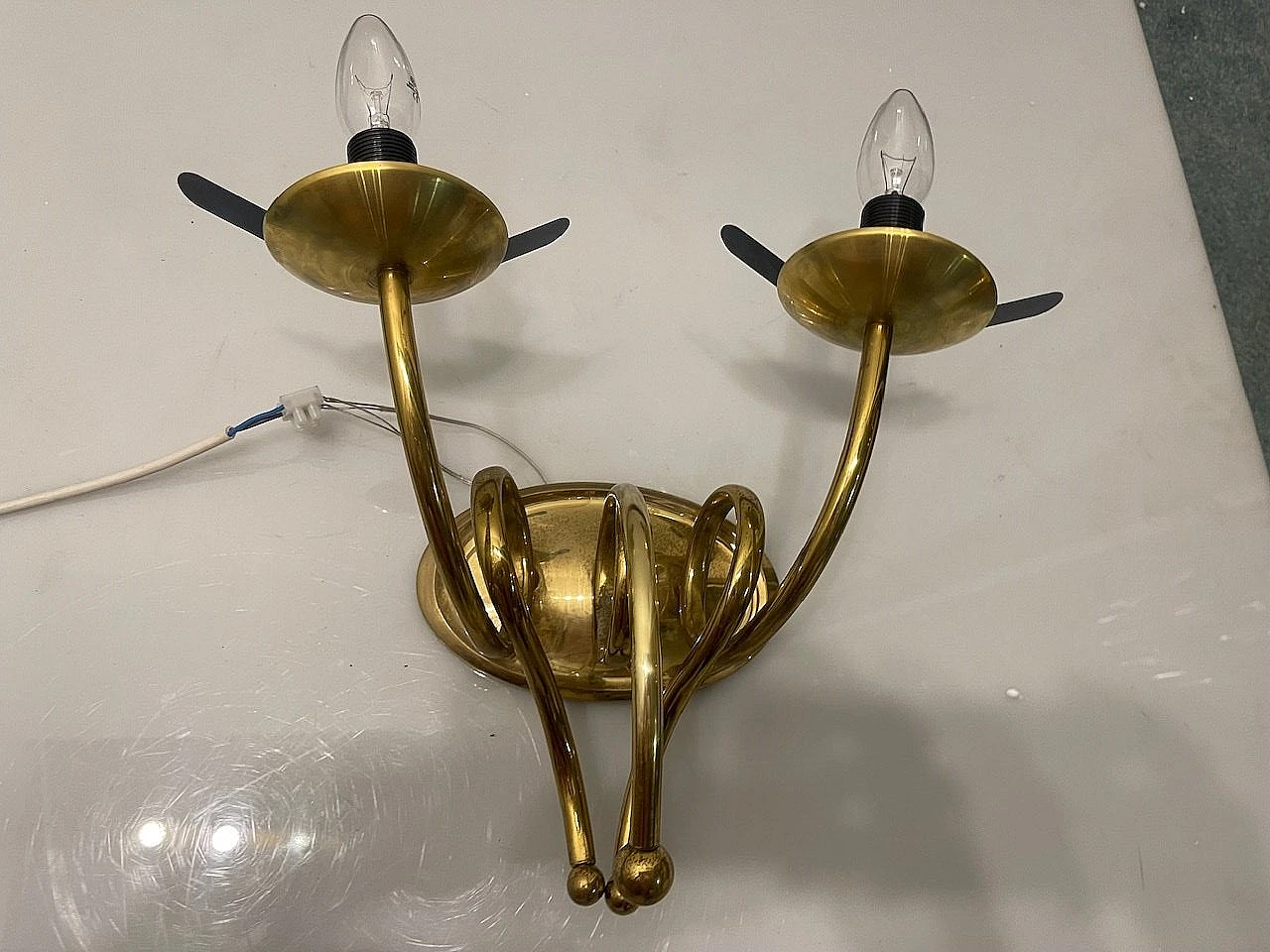 3 Applique a due luci in ottone e vetro bianco, anni '60 19