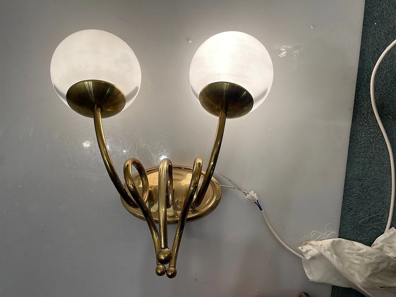 3 Applique a due luci in ottone e vetro bianco, anni '60 21