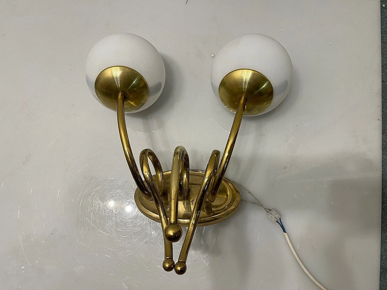 3 Applique a due luci in ottone e vetro bianco, anni '60 22