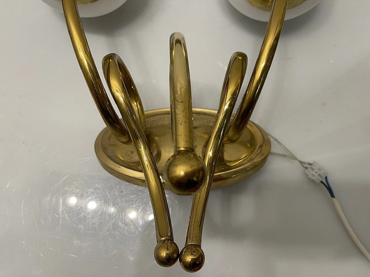 3 Applique a due luci in ottone e vetro bianco, anni '60 23