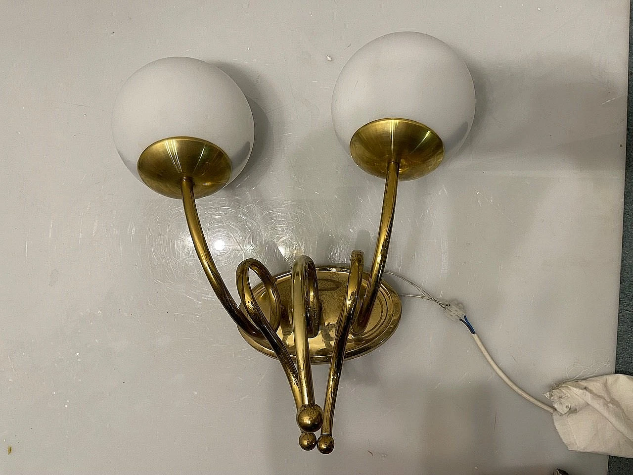 3 Applique a due luci in ottone e vetro bianco, anni '60 24