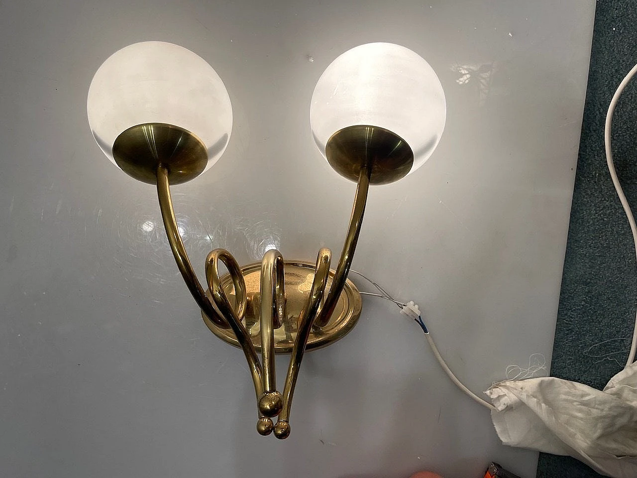 3 Applique a due luci in ottone e vetro bianco, anni '60 26