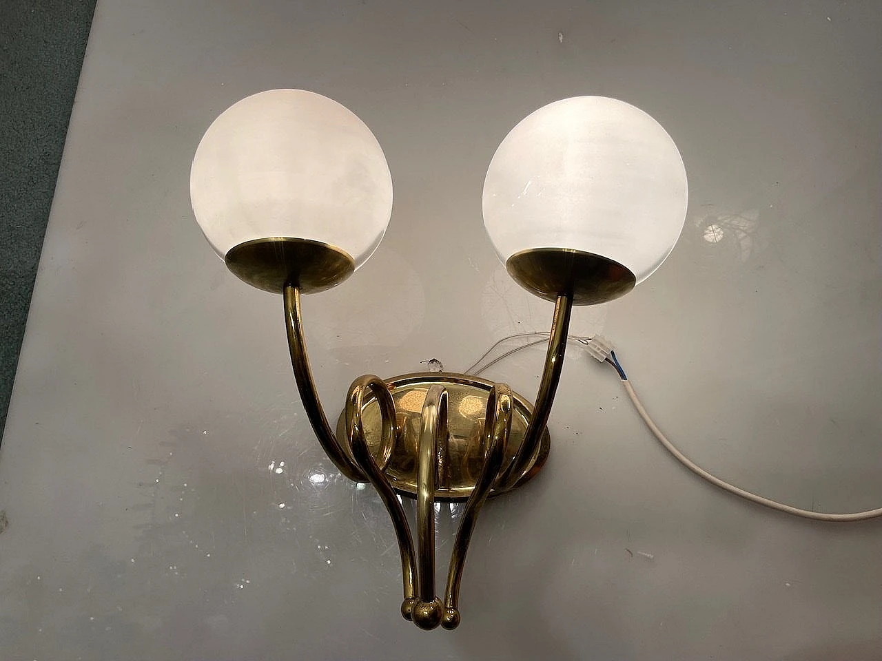 3 Applique a due luci in ottone e vetro bianco, anni '60 27