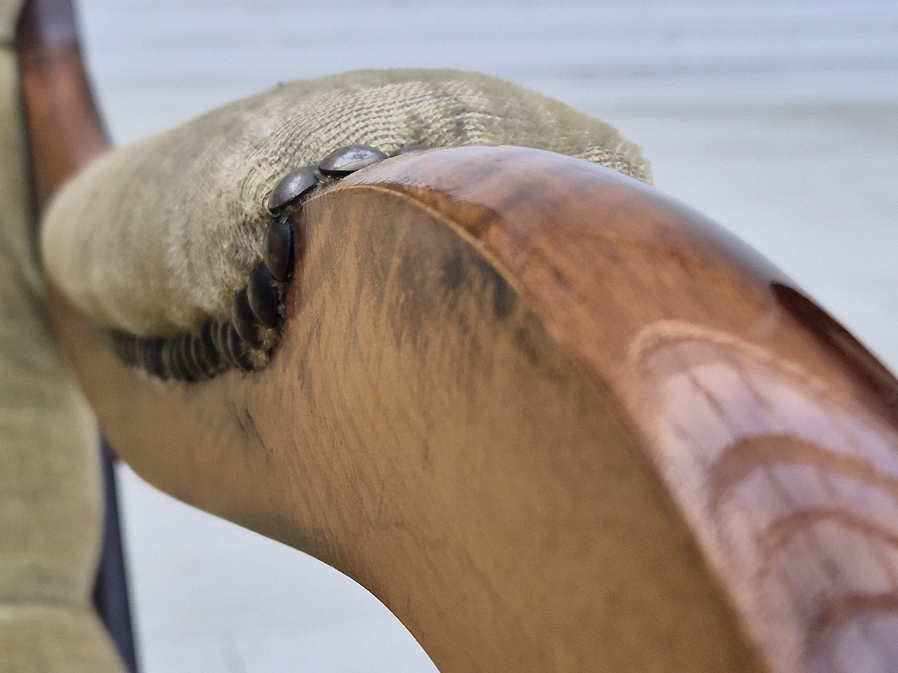 Sedia a dondolo scandinava in faggio e velluto, anni '50 11