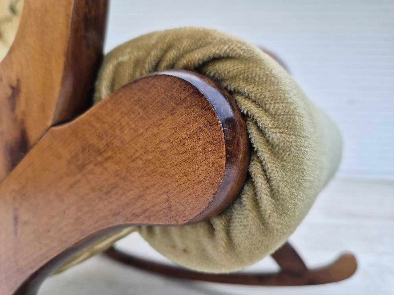 Sedia a dondolo scandinava in faggio e velluto, anni '50 14