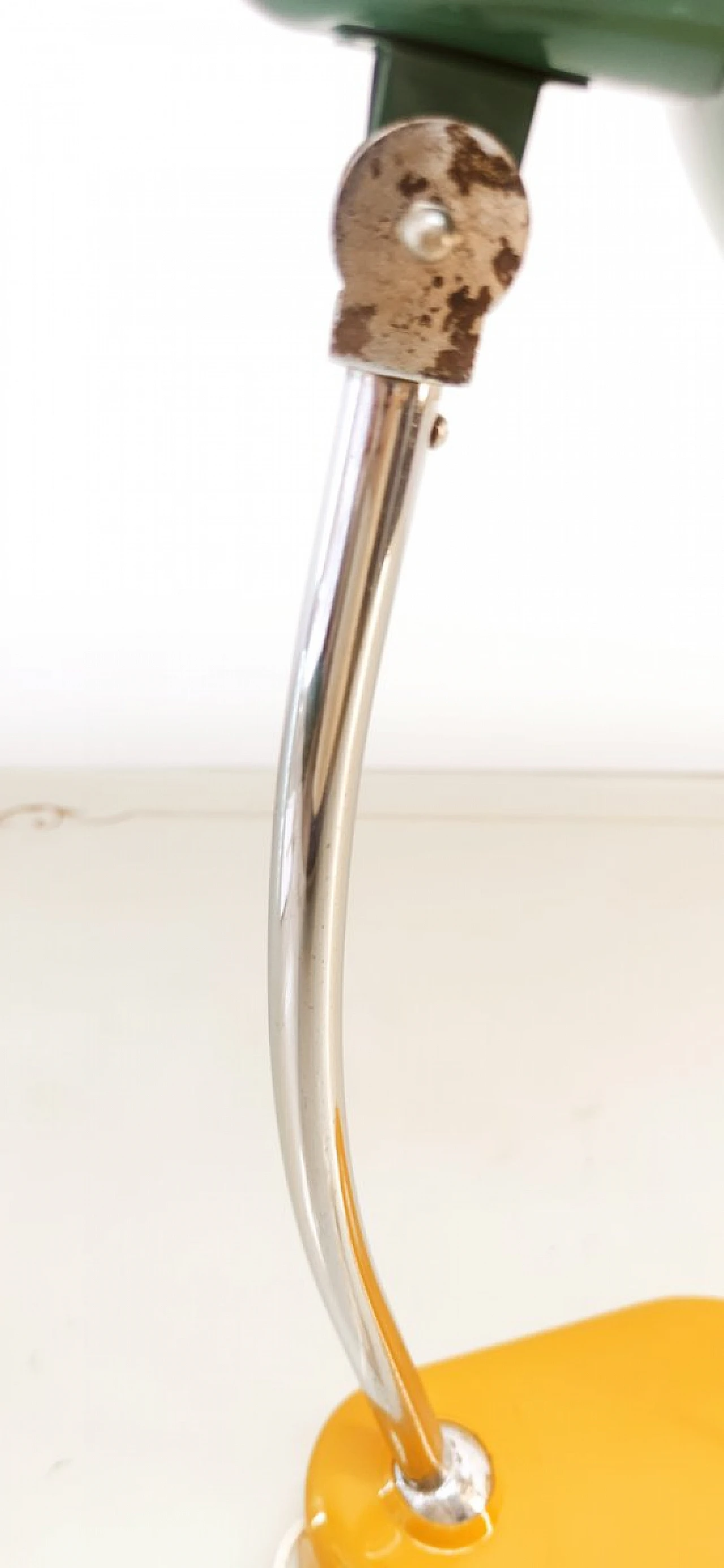 Lampada da scrivania in metallo giallo e verde laccato, anni '60 22