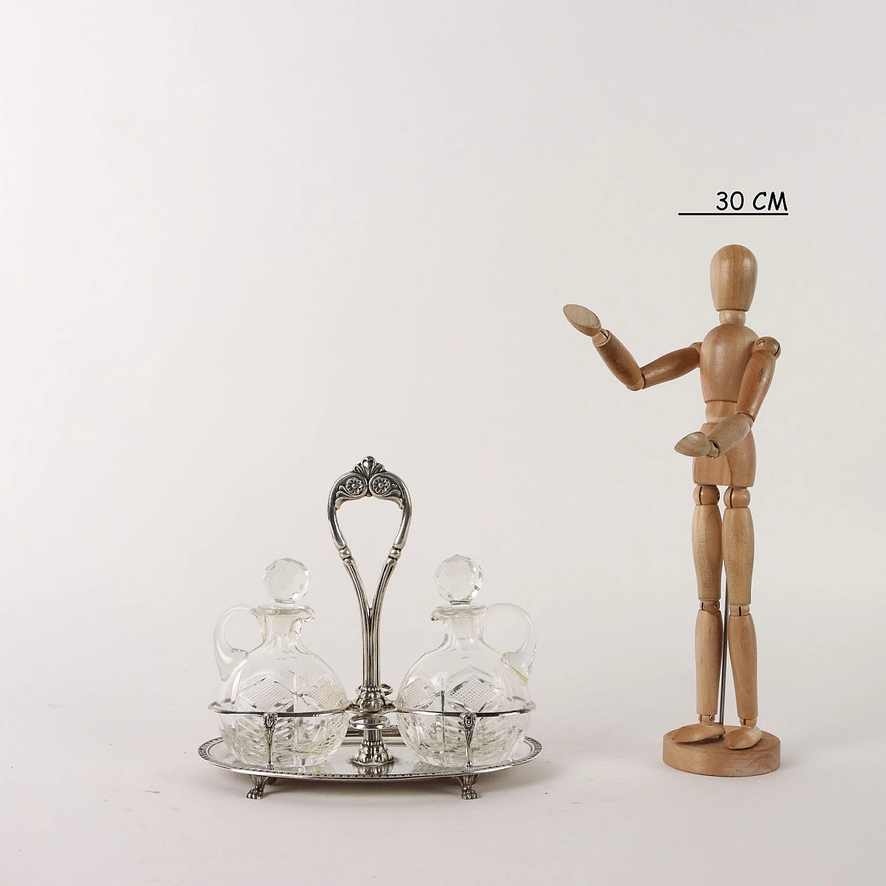 Silver oil cruet with decorations and ferine feet by Calegaro 2