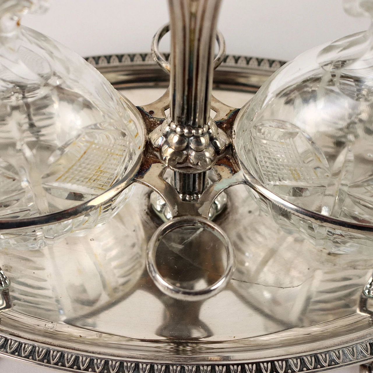 Silver oil cruet with decorations and ferine feet by Calegaro 6
