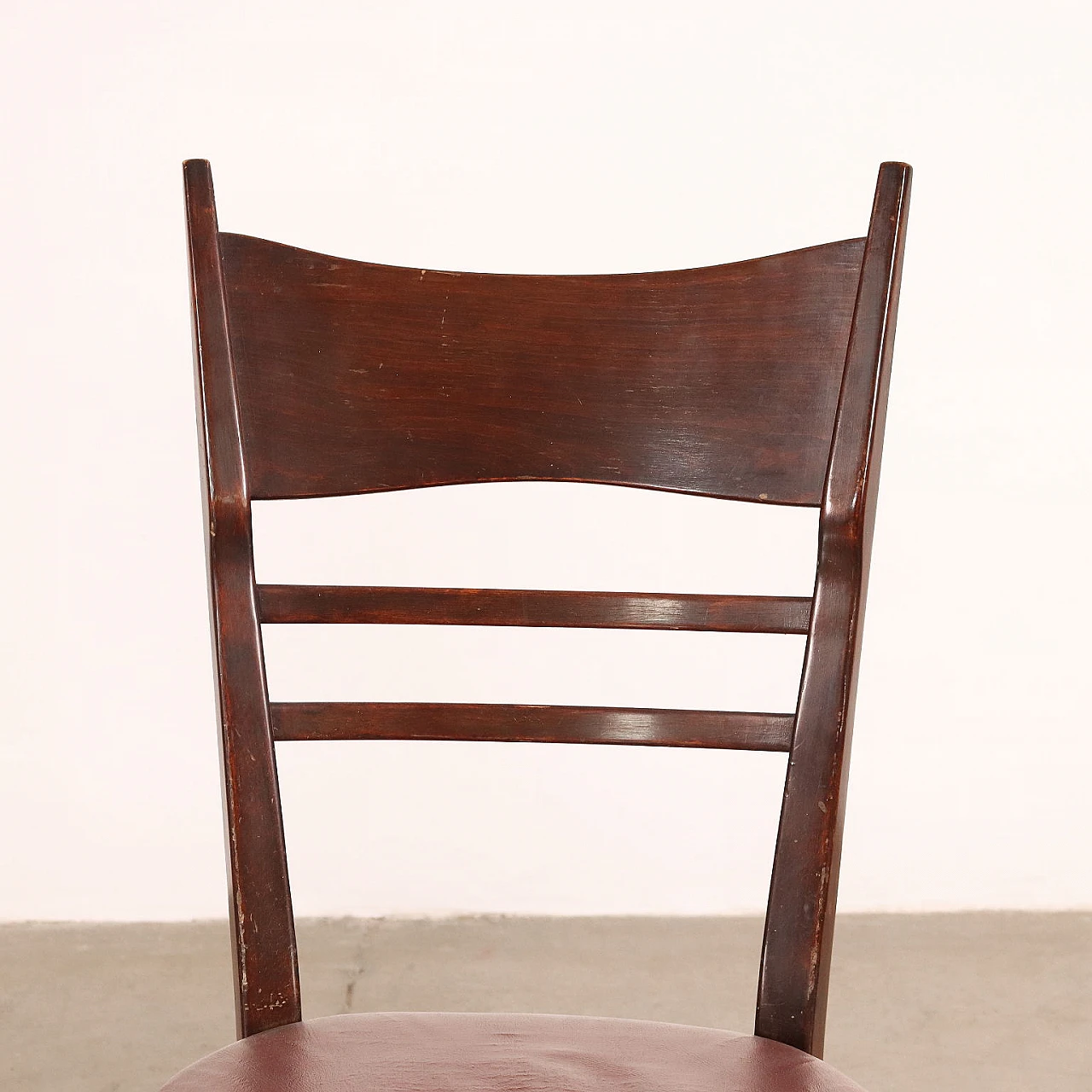 Coppia di sedie in faggio tinto e similpelle, anni '60 4