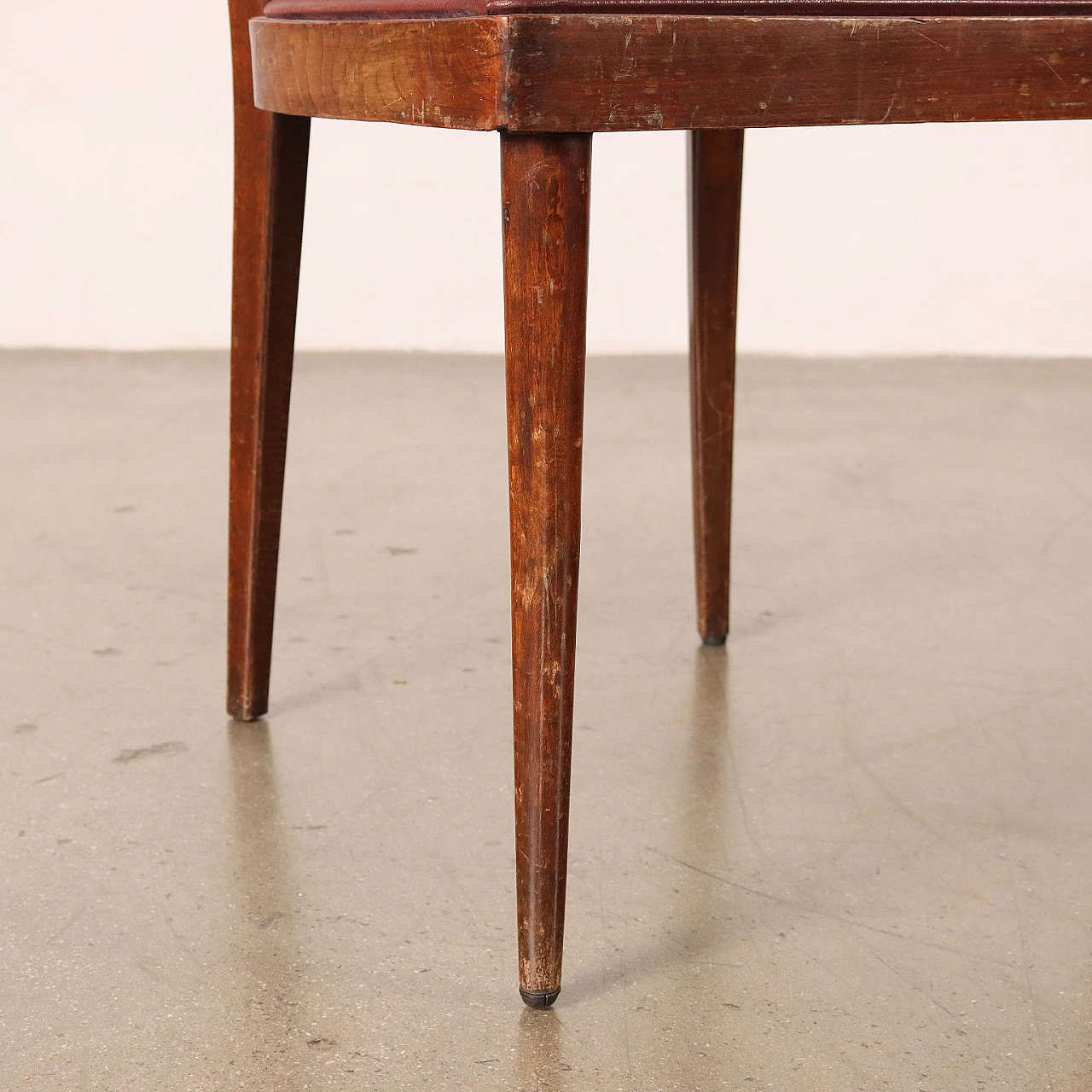 Coppia di sedie in faggio tinto e similpelle, anni '60 5