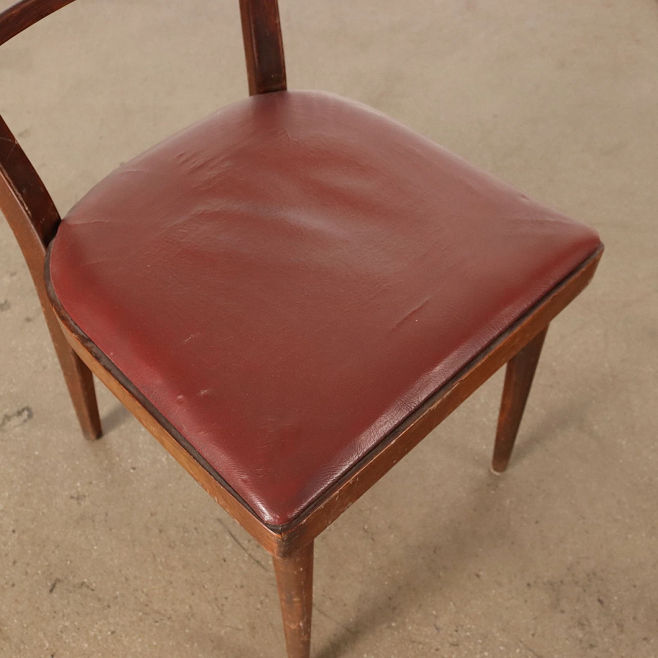 Coppia di sedie in faggio tinto e similpelle, anni '60 6