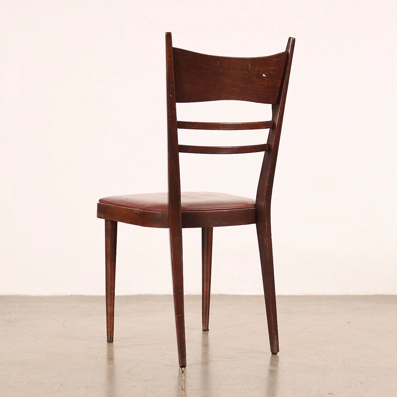 Coppia di sedie in faggio tinto e similpelle, anni '60 7