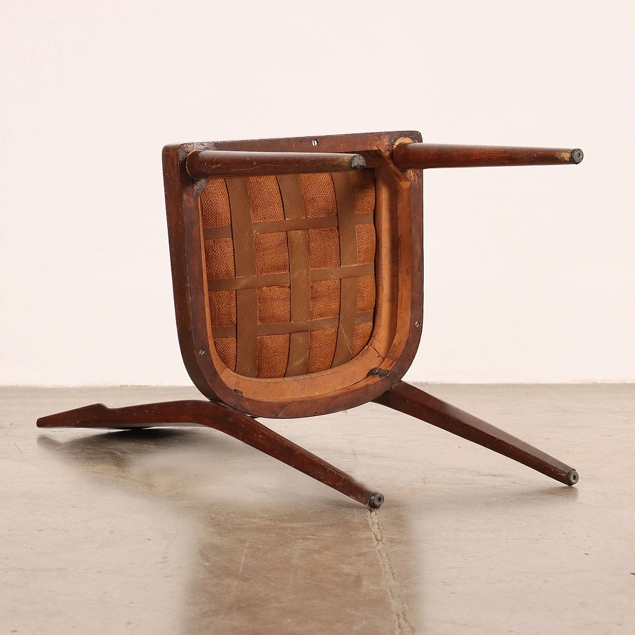 Coppia di sedie in faggio tinto e similpelle, anni '60 8