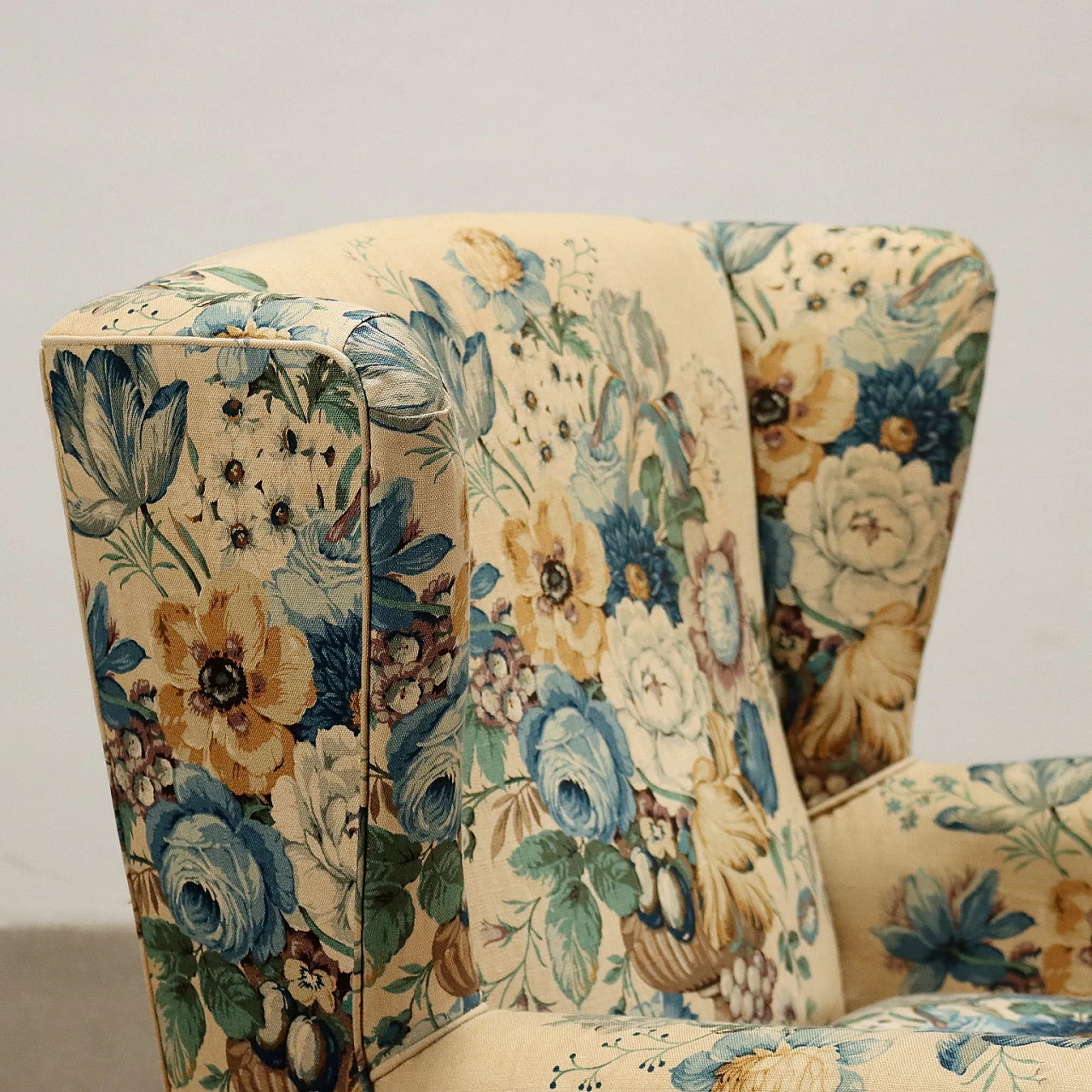 Poltrona Bergère in tessuto a fiori con gambe in legno tinto, anni '50 3