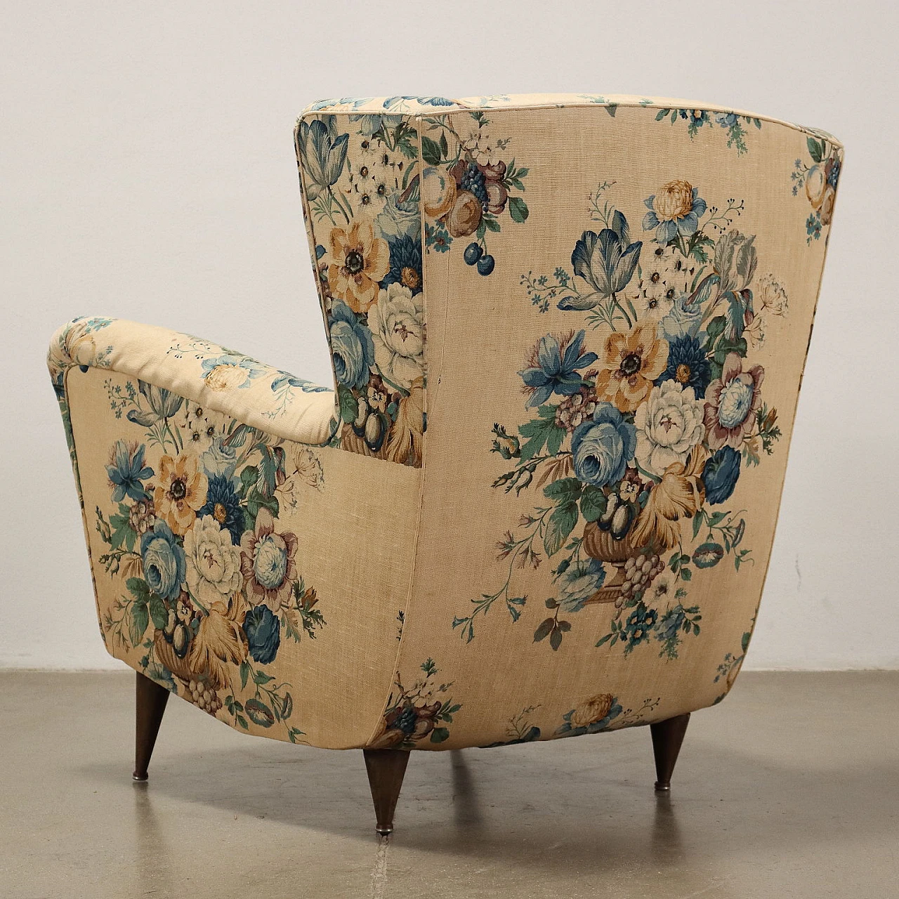 Poltrona Bergère in tessuto a fiori con gambe in legno tinto, anni '50 8